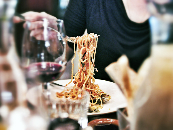 jamies-italian-eating-pasta